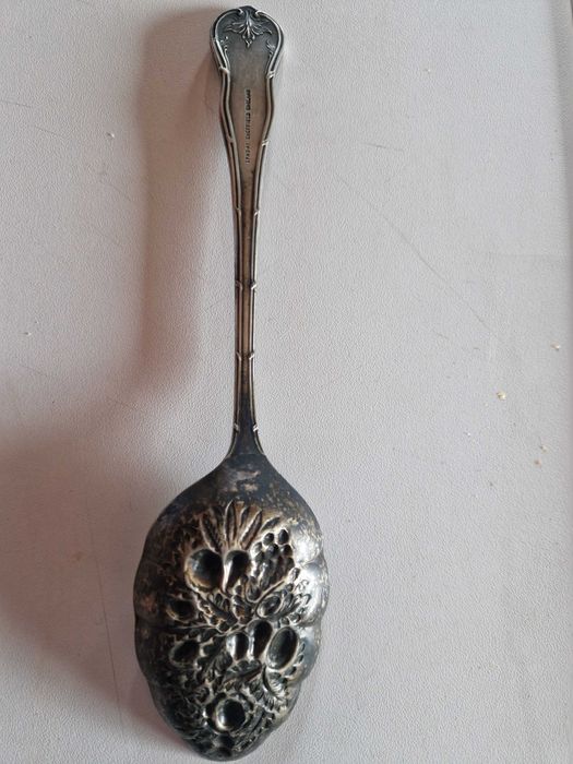 Lingura veche cu model este din argint