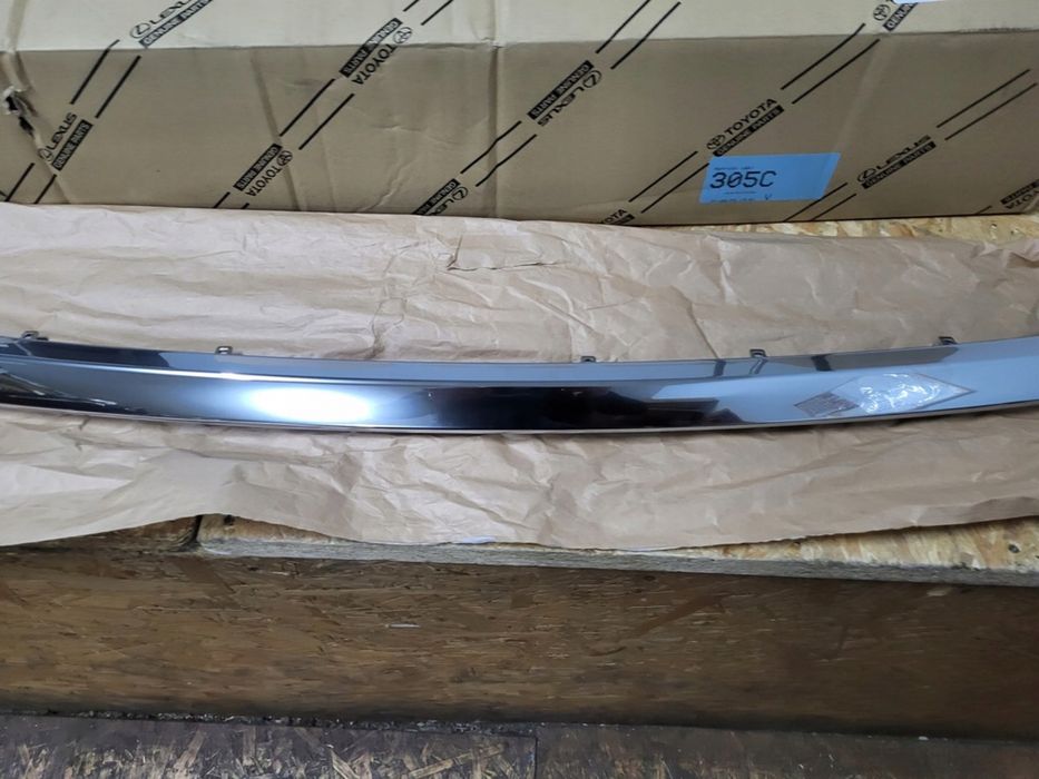 Хромирана лайстна за предна броня на Lexus