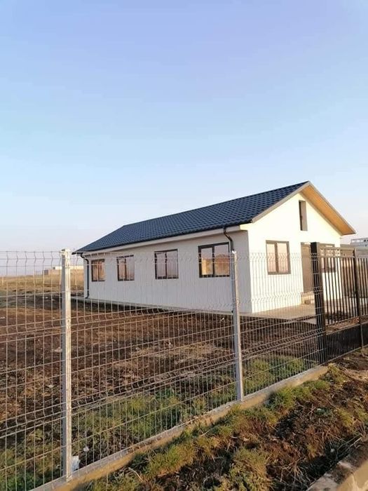 Vând  case modulare  pe structura metalică