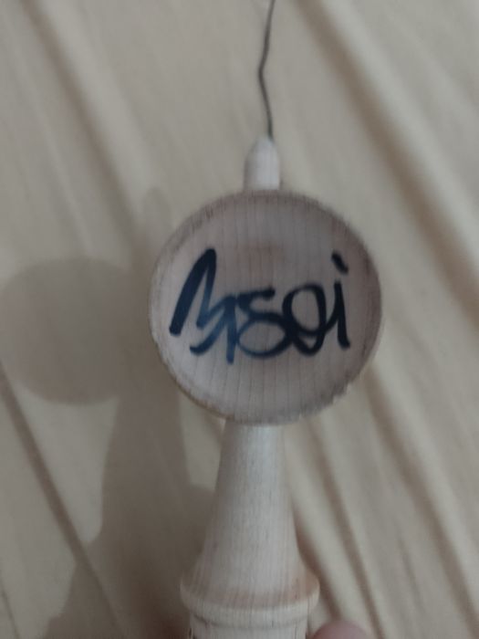 Kendama sol semnată de bisoi noua