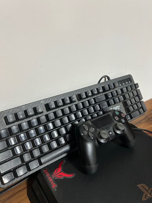 Продавам PS4 с пълен setup