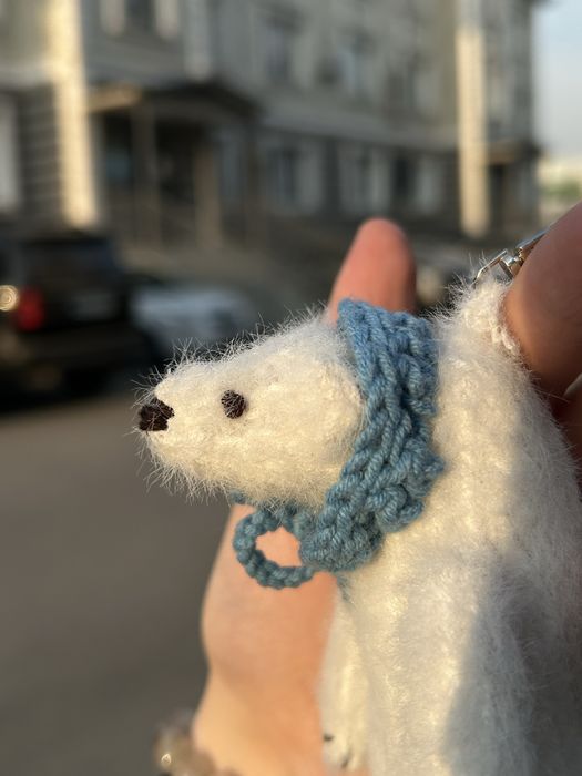 Вязанный брелок / обвес медведь Белёк