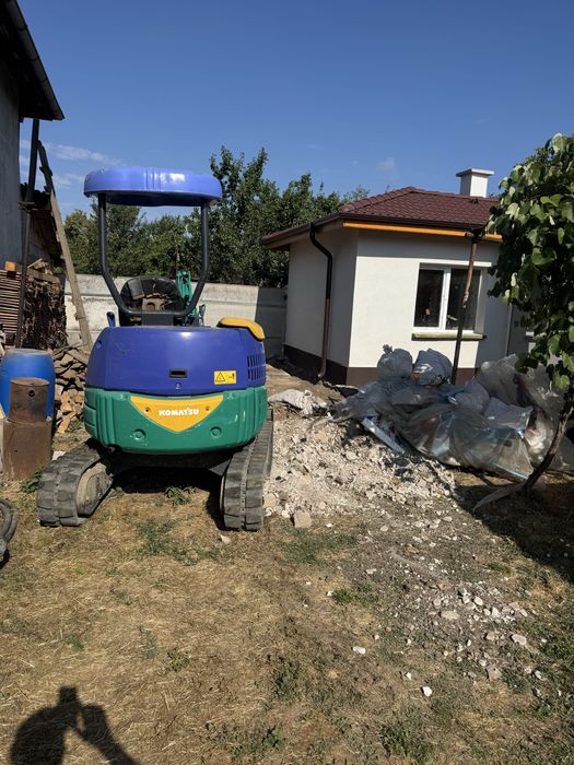 Изкопни дейности с мини багер и самосвал.