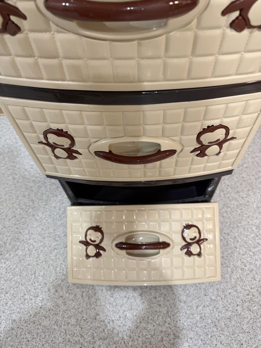 Посуда,сувенирчики,комодик детский