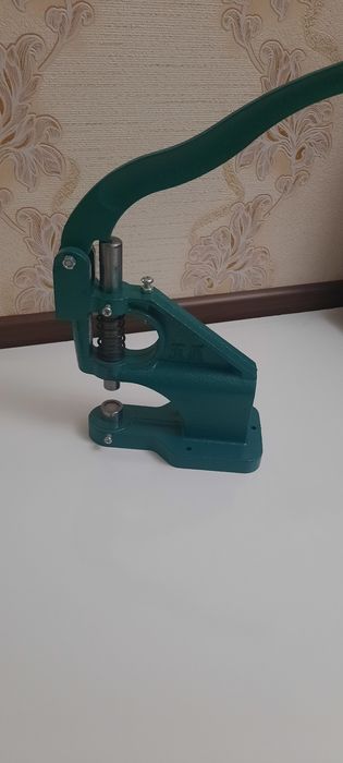 Knopka qoqadigan aparat