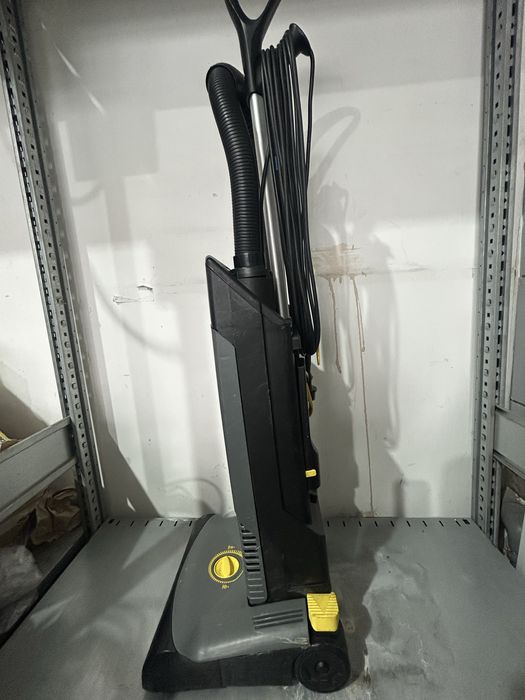 Aspitator Karcher Vertical  cu perie  CV 30/1