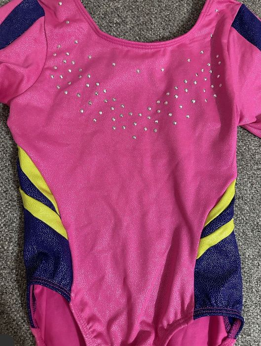 Tricou, costum pentru gimnastică ritmică. Pentru o fetiță de 6 ani.