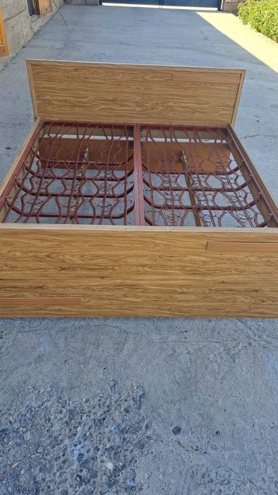 Двухспальная кровать.