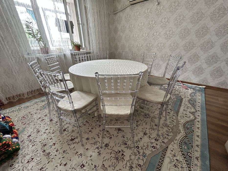 Столы и хрустальные стулья в аренду