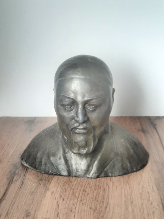 Бюст Абая Құнанбаева.