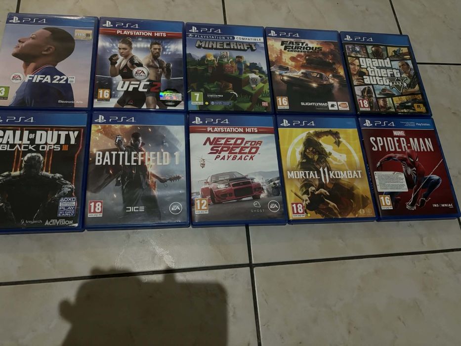 Ps4 slim в много добро състояние 1000gb с два джойстика и 10 игри