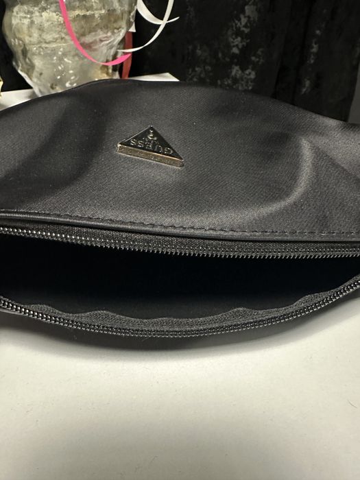 Несесер за грим на марката Guess