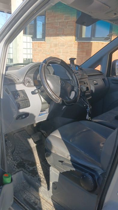 Mașina Mercedes vito
