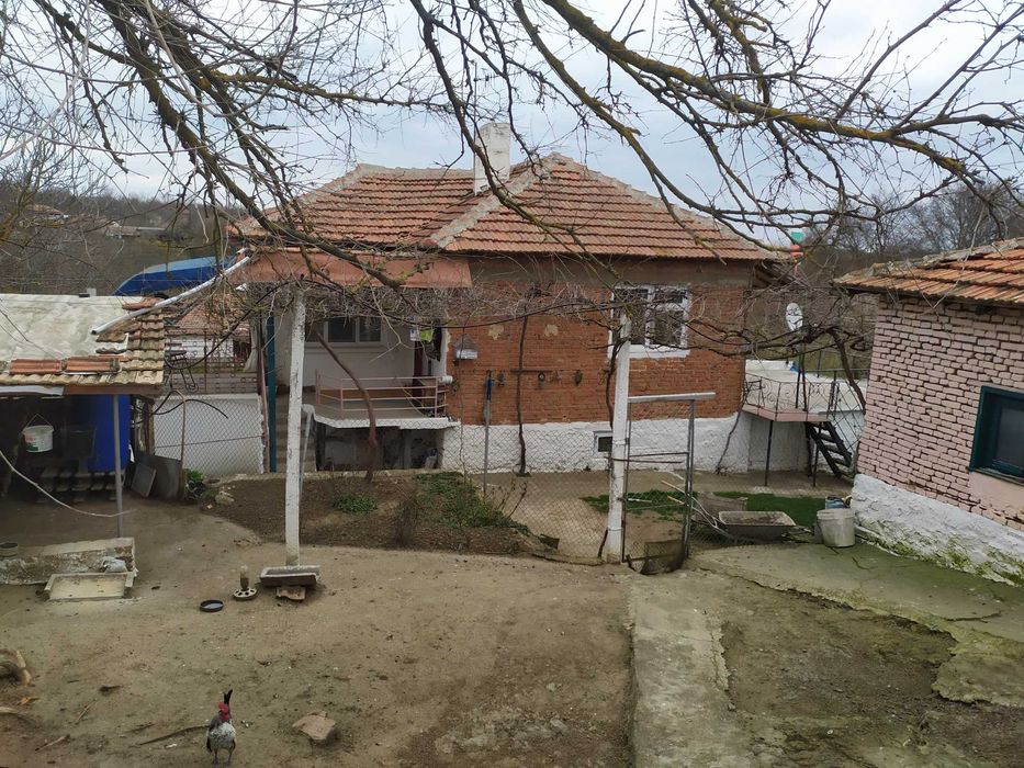 Къща с голям двор