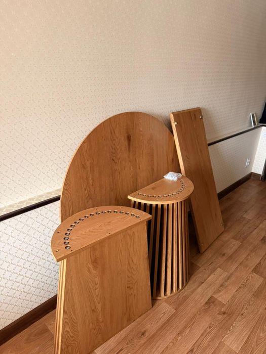 Круглый обеденный стол