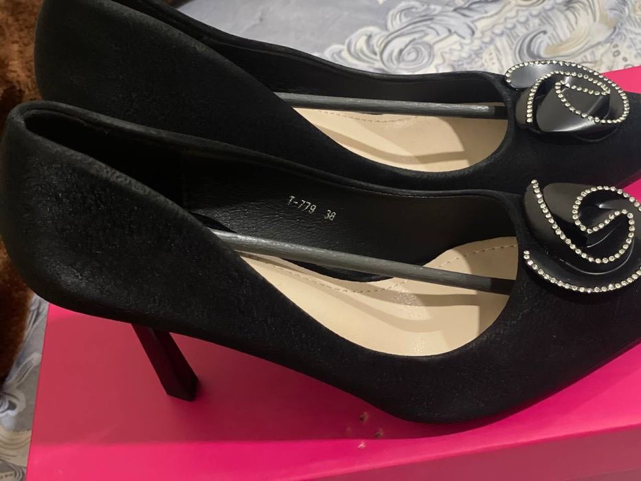 Kiyilmagan yangi oyoq kiyim faqat razmer to’g’ri kelmadi 38 razmer