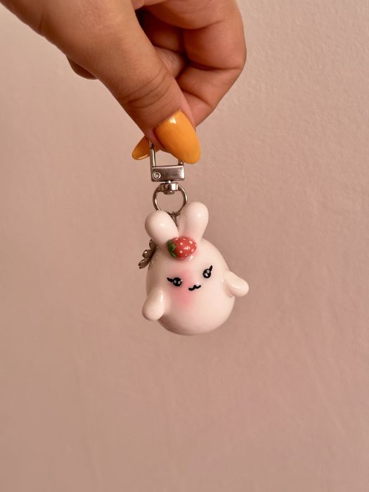 Ръчно изработен ключодържател от глина - зайче с ягодка