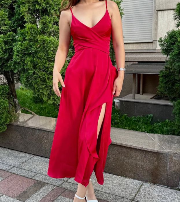 Продам платье красное