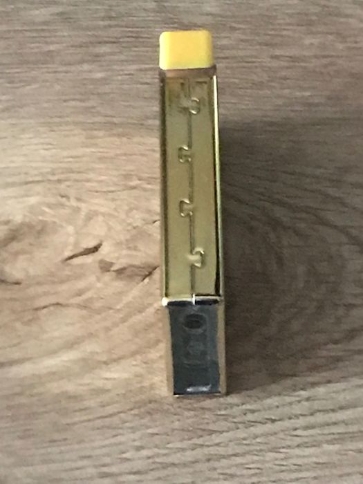 Златиста запалка  против вятър