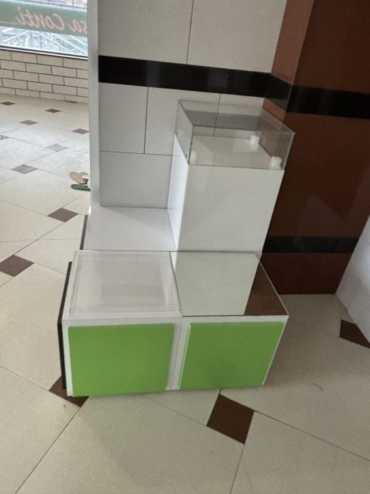 Модулни магазинерски кубове рафтове етажерки бели със стъкло светещи