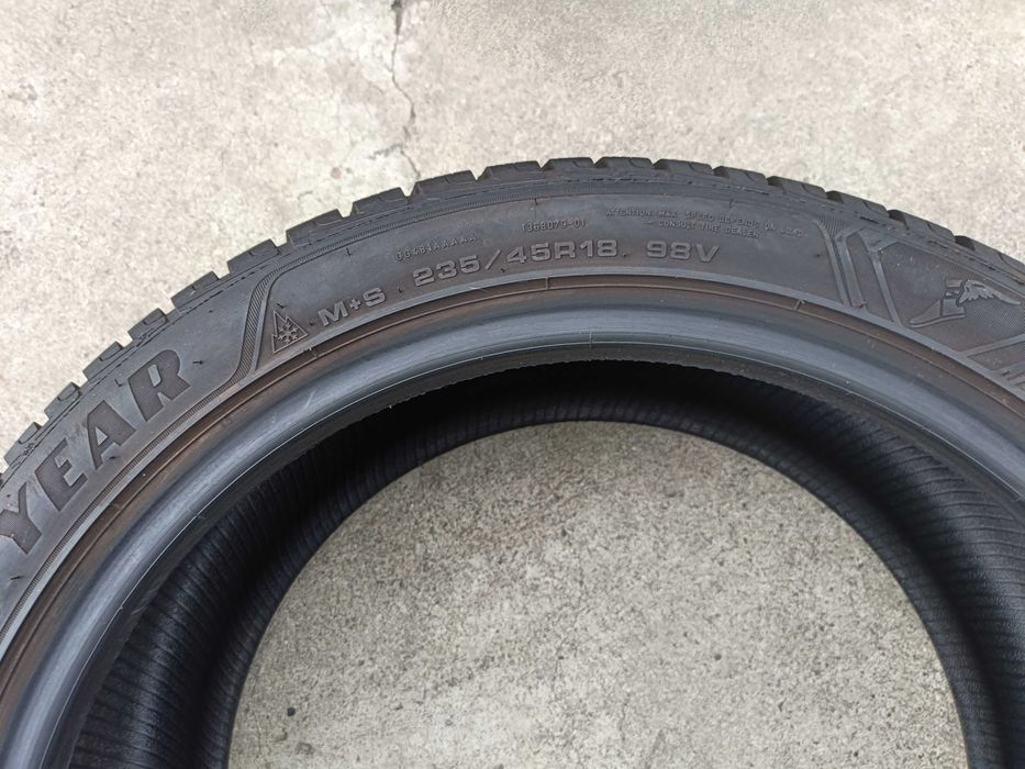 Set 4 anvelope iarna 235 45 18 goodyear ultragrip performance profil de 8 mm