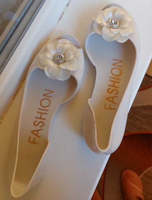 Бели сандали номер 39