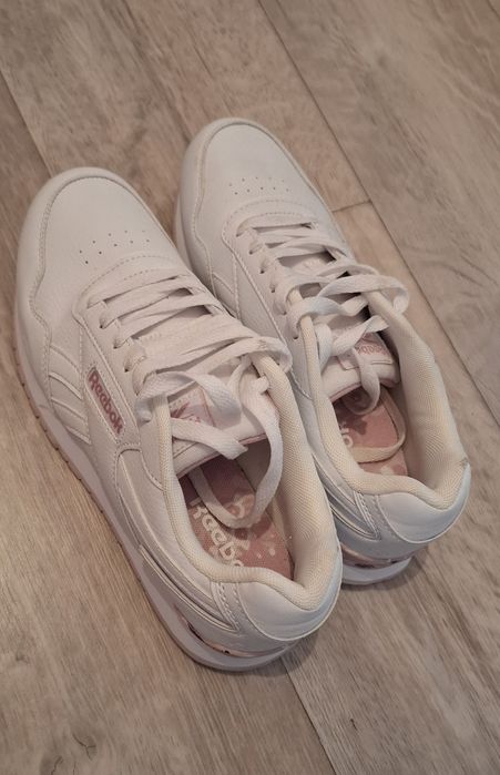 Кроссовки женские