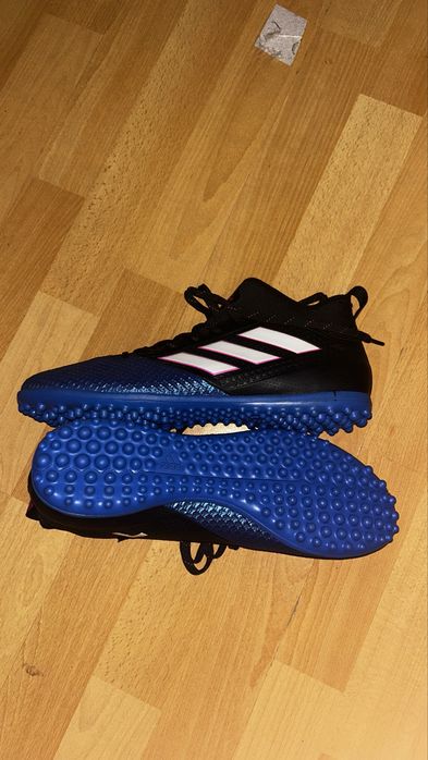 Ghete de fotbal sintetic
