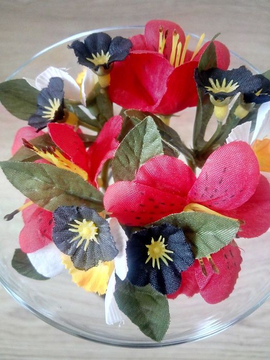 Стъклен свещник тип бокал с декорация от изкуствени цветя