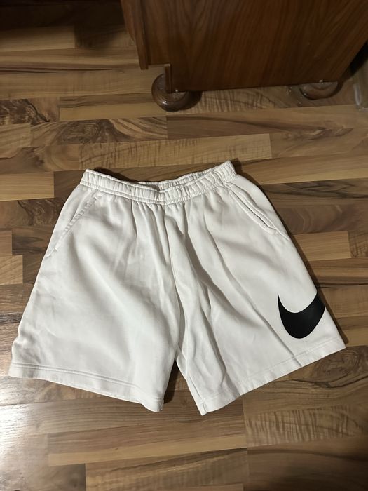 Vand Pantaloni Scurti Nike