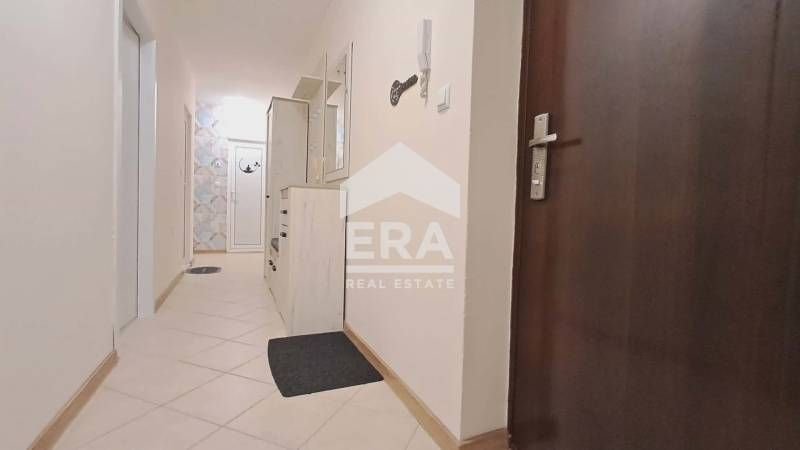 Тристаен, ексклузивен, обзаведен апартамент под наем, с южно изложение