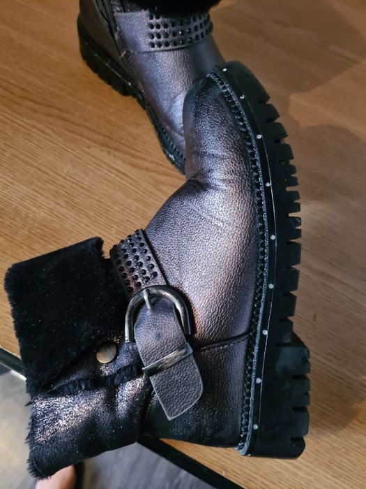 Vand bocanci fete mar 34 ca noi la 45 lei Timișoara