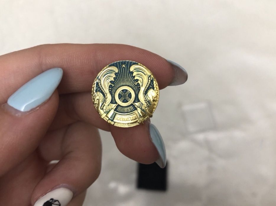 Значки герб и флаг Казахстана