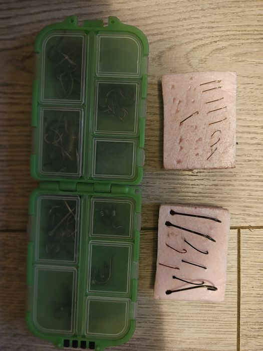 Lot accesorii pescuit – plute, momitoare, arcuri, plumbi și alte accesorii