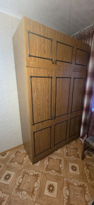 Продам б/у сервант шкаф и тумбу