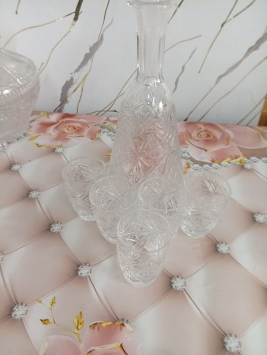 Продается графин с рюмками из хрусталя.