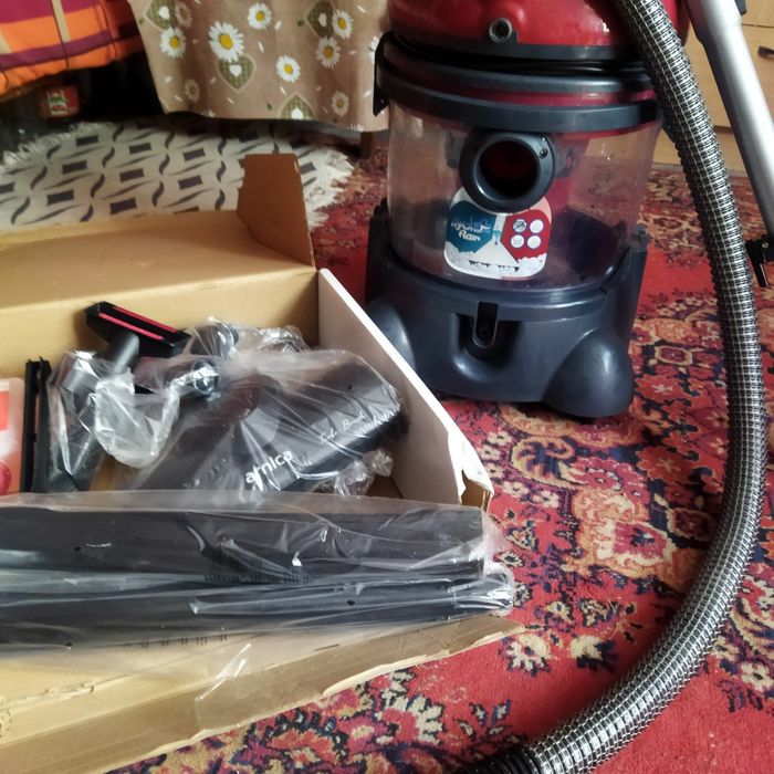 Моющий пылесос,пару раз пользовалась.в отличном состоянии