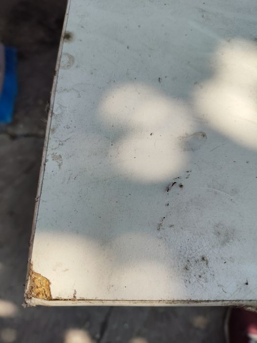 Правоъгълна маса с метални крака