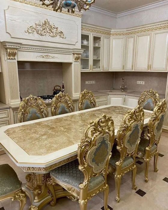 В продаже стол со стульями