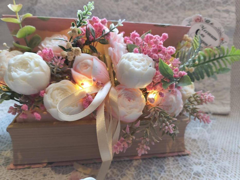 Подаръчни кошници и цветя от соев восък