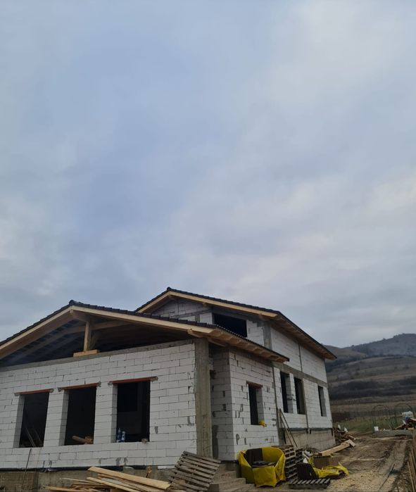 Firma constructii executa case la rosu-cheie, acoperise, etc