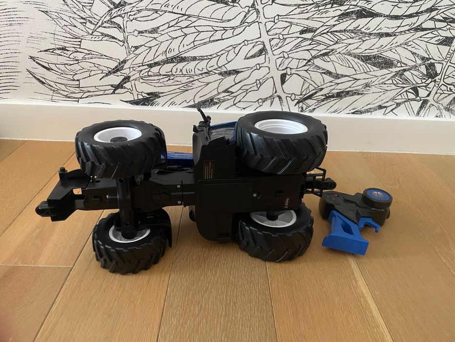 Tractor cu telecomanda, Maisto, New Holland, Negru/Albastru
