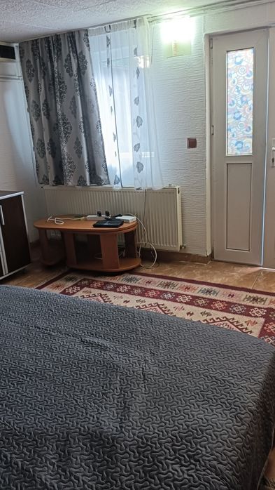 Ofer spre închiriere garsoniera la curte