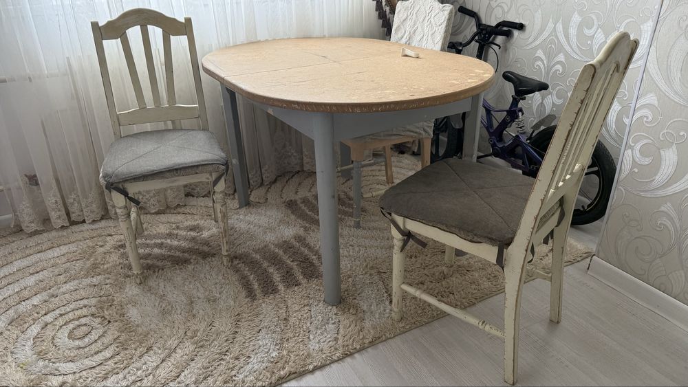 Деревянный стол со стульями