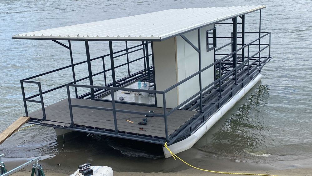 Vand catamaran autopropulsat 6 persoane inmatriculat.