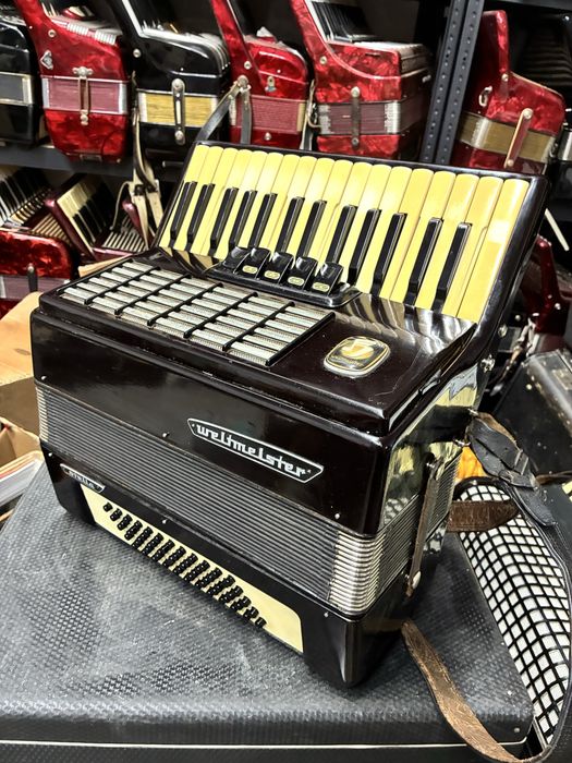 Acordeon Weltmeister Stella cu 60 de basi
