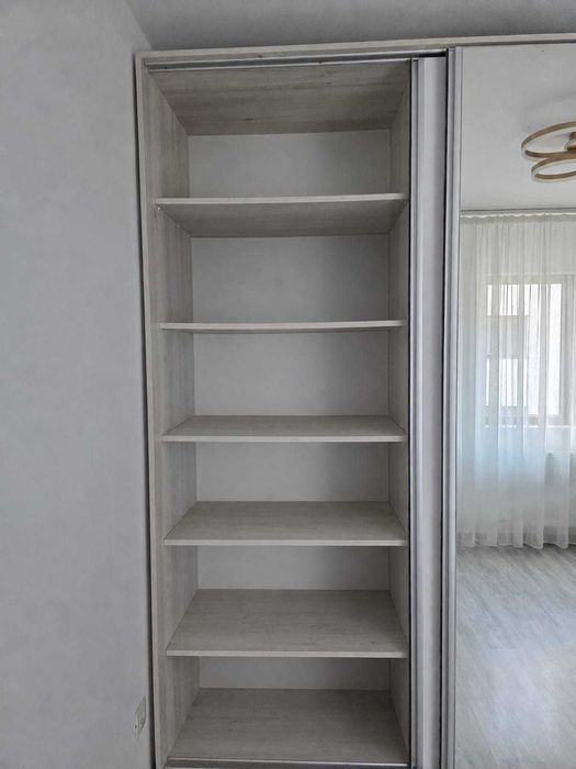 Dulap Dressing cu 3 usi glisante MDF, carcasa din PAL cu sertare si rafturi in stare foarte buna