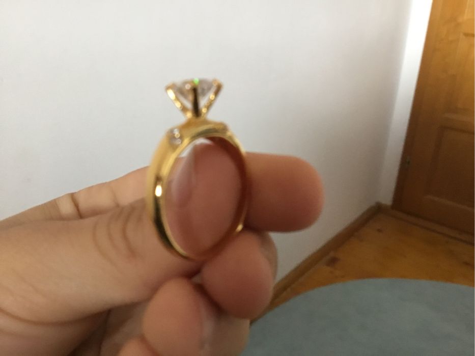 Inel frumos placat cu aur si cu piatra și set pahare sampanie