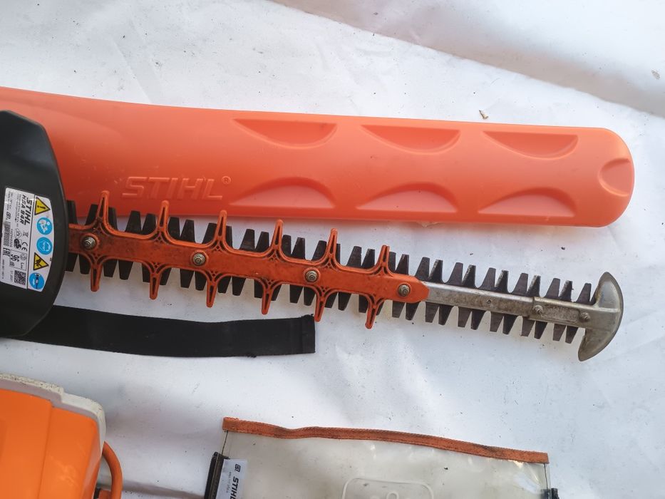 Set Stihl foarfeca gard viu  Stihl hsa 94r și baterie tip rucsac ar1000
