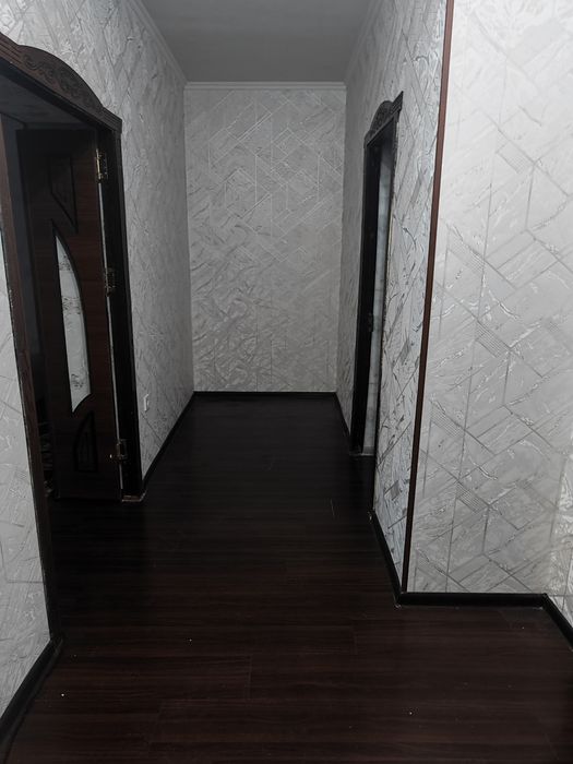 Оҳангарон шаҳрида катта йўл бўйидаги 5 этажка домда 3 хонали квартира